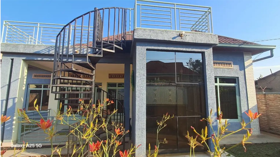 house for sale, located on a spacious plot of 642 square meters Image